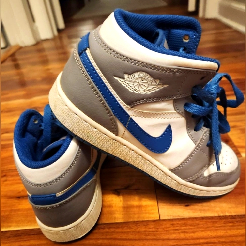 AIR JORDAN 1 MID (CEMENT GREY/WHITE-TRUE BLUE) SIZE BIG KIDS 3.5